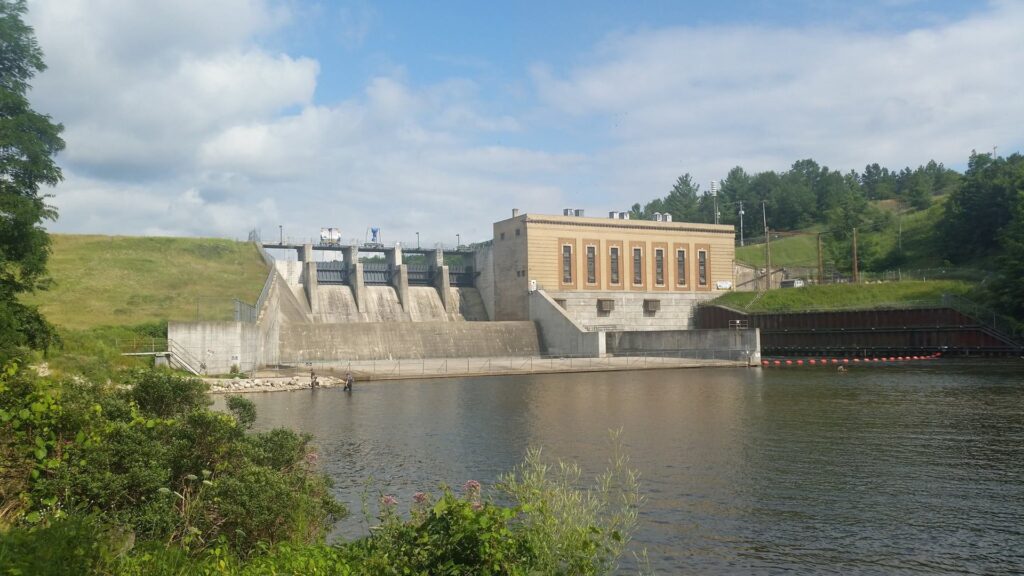 Tippy Dam hydroelectric plant and spillway on the Manistee River in Michigan